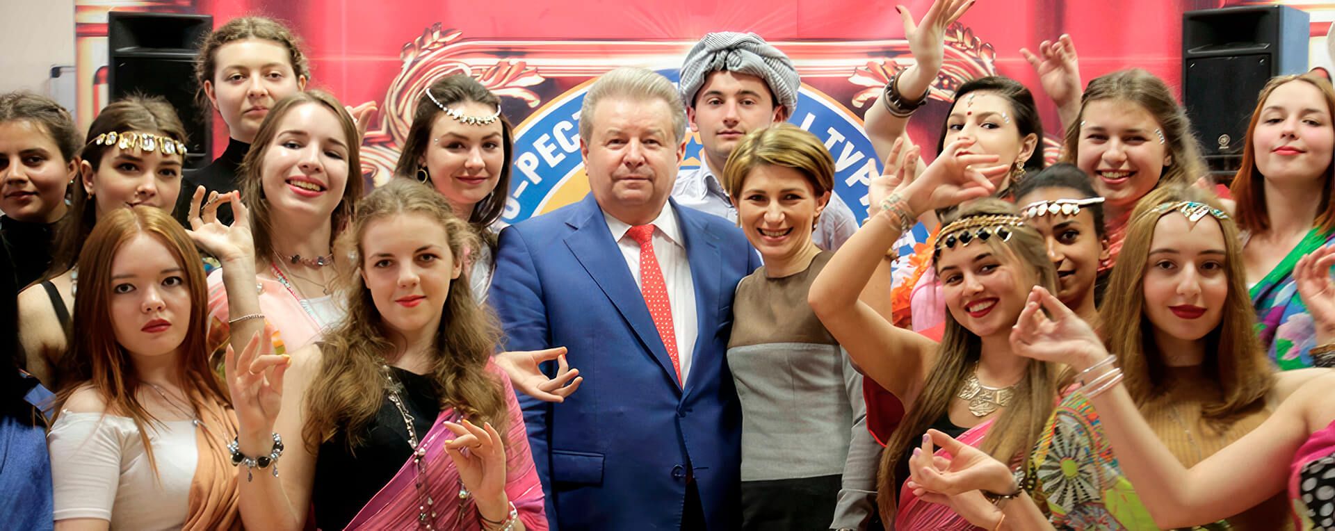 Mykhailo Poplavskyi and Kateryna Kyrylenko with students